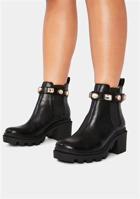 How to style amulet black boots for different occasions.